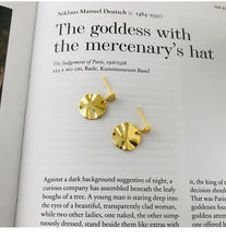 Cargar imagen en el visor de la galería, LM x LDN Golden Disc Earrings
