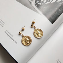 Carica l&#39;immagine nel visualizzatore di Gallery, LM x LDN Coin Earrings

